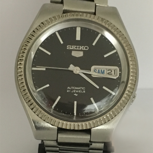 Reloj seiko 5 automatico caja de acero esfera negra.